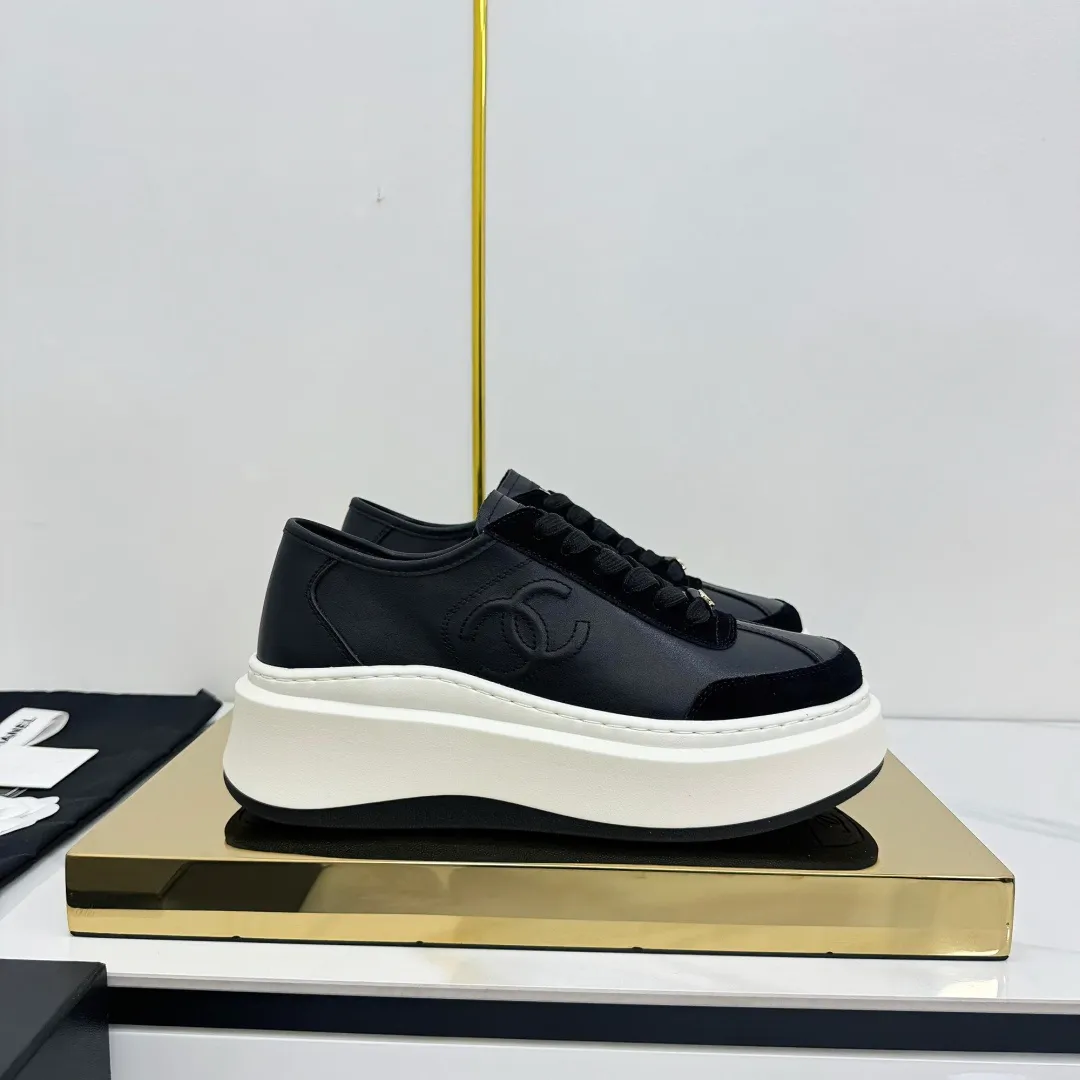 👟👟Ex-factory price 600👟👟 Upgraded version, upgraded version, upgraded version! No rebuttal accepted! ! ! ! Chanel Chanel panda shoes! 2025 counter's top casual sports shoes. This classic design; the upper is electro-embroidered with a variety of techniques; the outsole is fashionable and sporty; the unusual inclusion of a variety of color matching elements... The diversified mix and match is very good-looking and versatile, and can be used for leisure, fashion, sports, and outdoor... ꫛꫀꪝ Go➫ Materials: ❶Upper made of: original imported first-layer silk cowhide + original waterproof cloth + original first-layer cowhide ❷Inner lining: Original Yangli+Net ❸Outsole based on: Original TPU combination outsole Counter boutique packaging complete set for women 35–41 👉 👉 👉 👉 👉